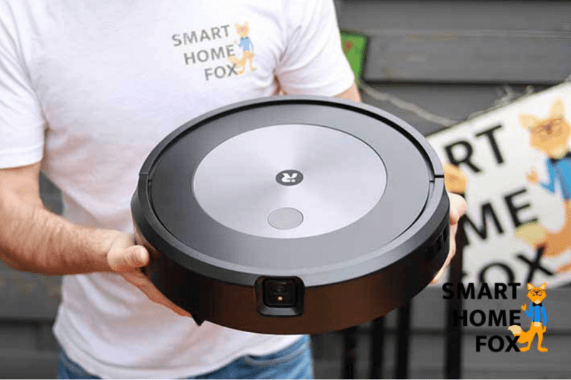 iRobot Roomba i7 wird in den Händen gehalten.